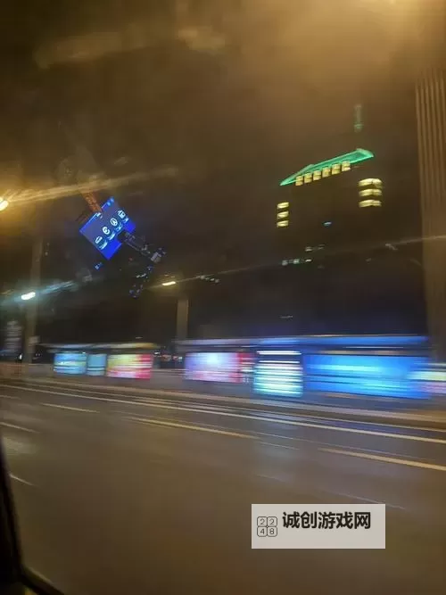 长途车卧铺最后一排很黄：夜色中的一抹奇异光影图2