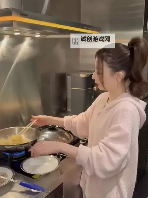 媛媛和老赵在厨房做出美味佳肴的温馨时光图2