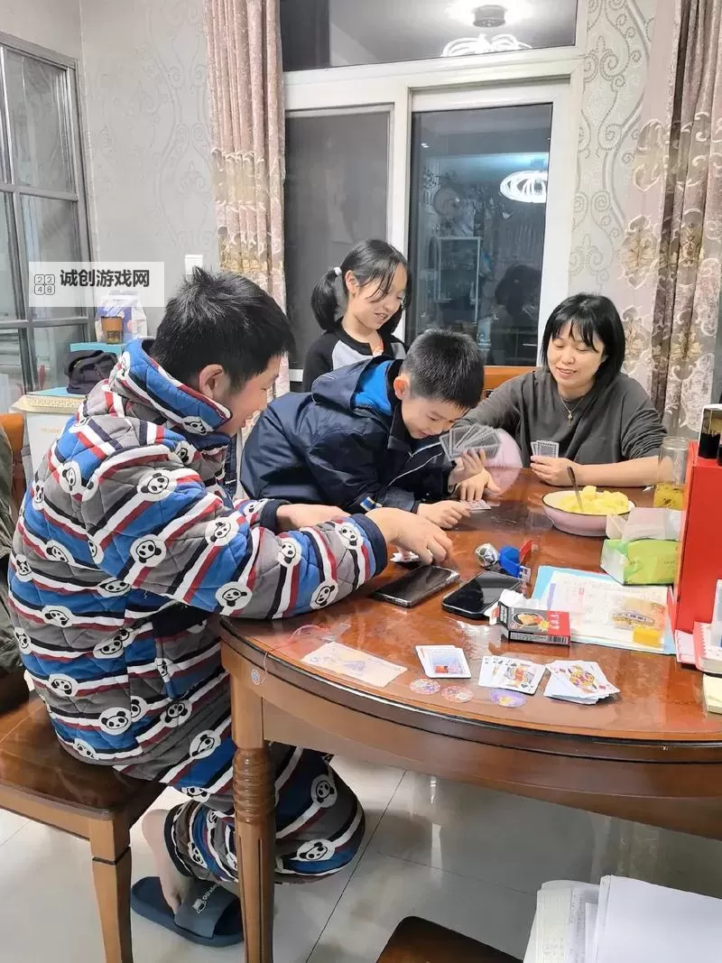 积极的打扑克的视频不盖被子带来快乐时光图1