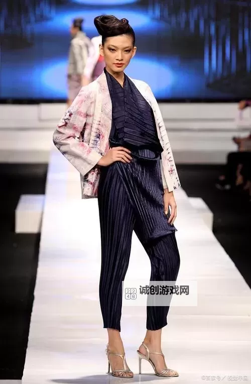 模特于子涵在线引领时尚潮流，展现魅力风采图1