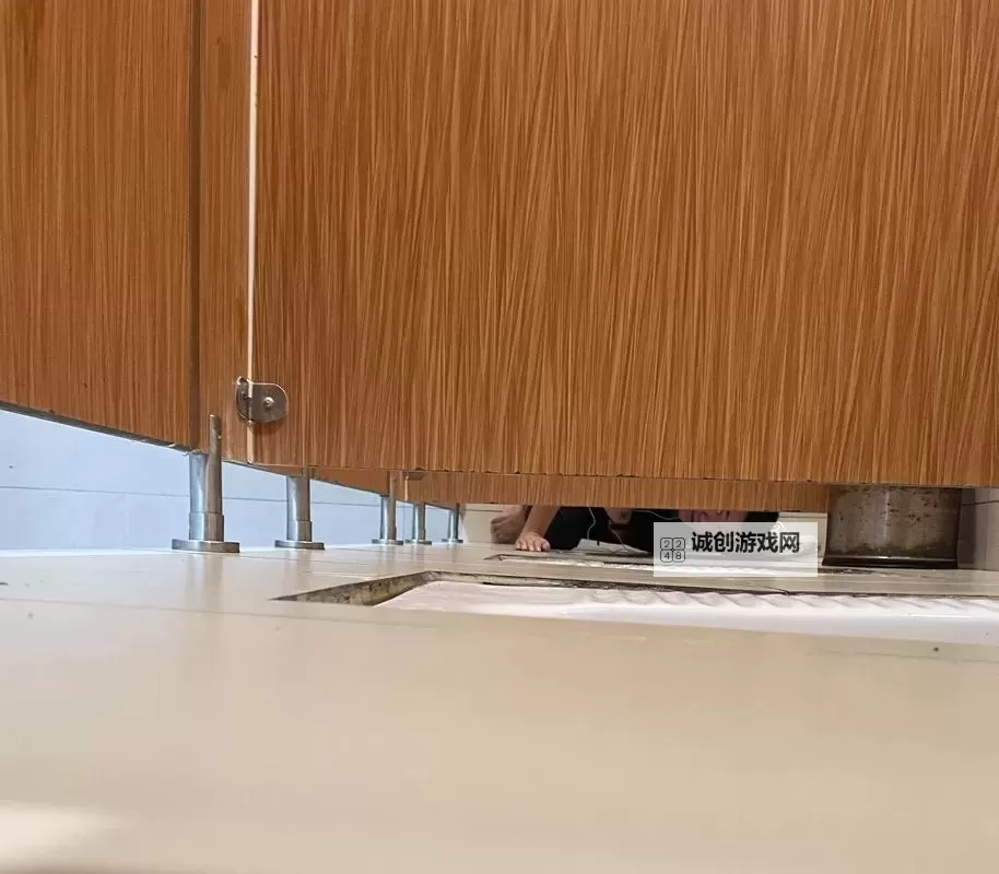 揭秘厕所撒尿间谍：隐秘监控背后的真相图1