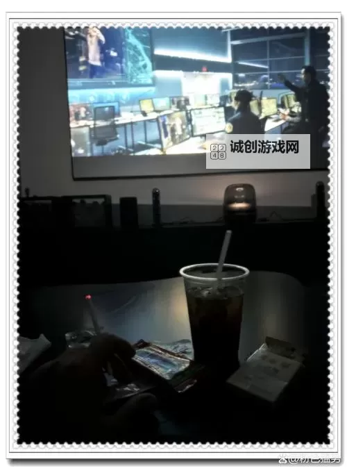 两个人深夜看www视频免费观看：共享夜晚的惬意时光图1