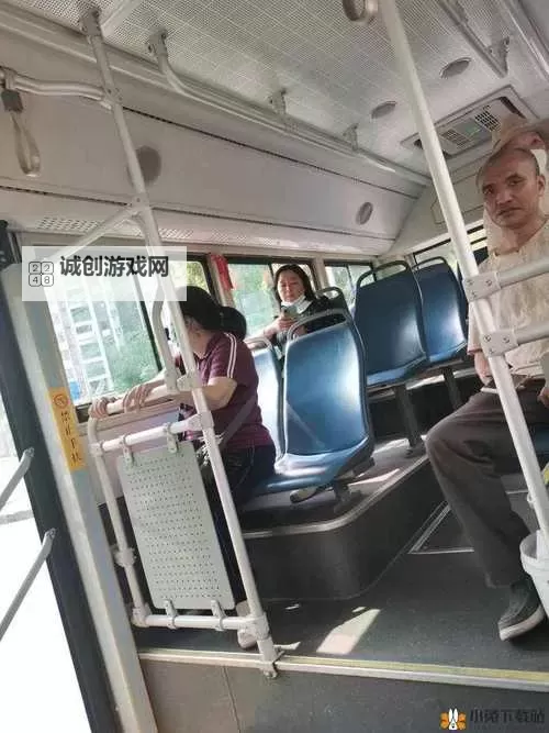 坐公交车最后一排轮：一路上的意外与感动图1