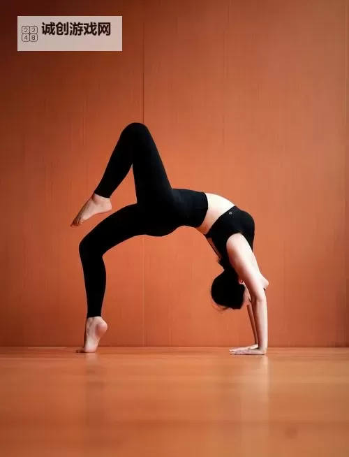 瑜伽被各种姿势C到高潮:极致放松与身心解放的完美体验图1