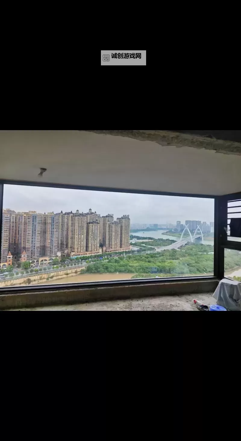 在落地玻璃窗前做视频：捕捉自然光下的完美瞬间图1