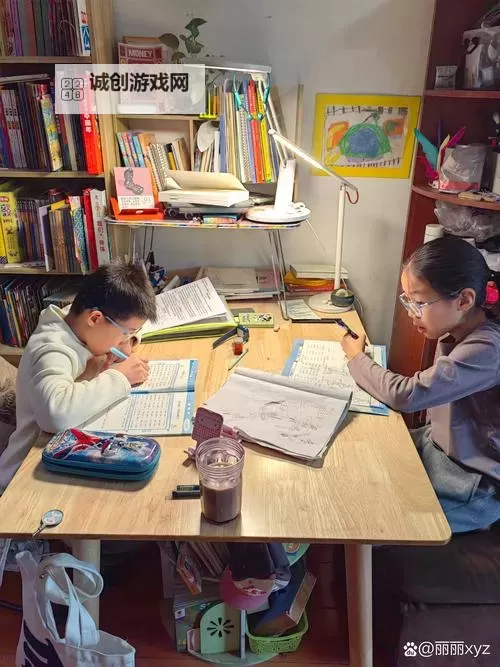 学习日常分享：坐在学长的根茎写作业视频精彩瞬间图1