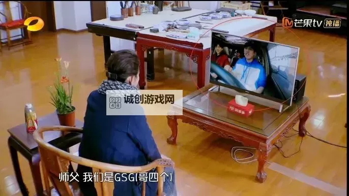 【搞笑】学生坐到师父的紫根上写作业视频，爆笑瞬间引发热议图1