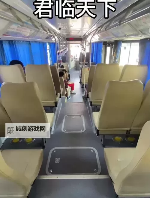 坐公交车最后一排轮：隐藏的故事与温暖的瞬间图1