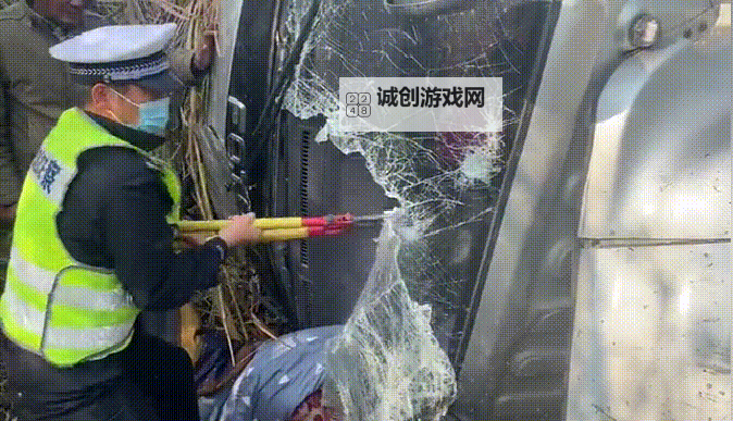 张警官意外撞玻璃引发人们的关注图1