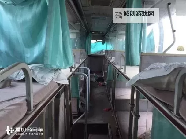 旅途终点:长途车卧铺最后一排的秘密与温暖图1