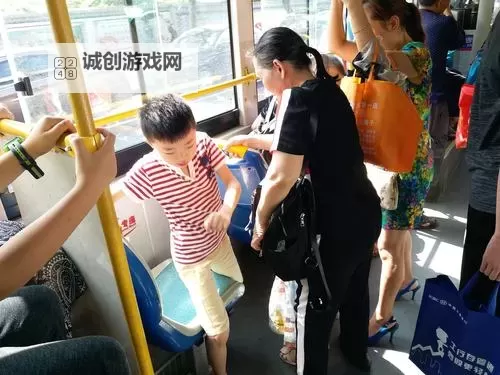 在公交车上我们做起爱的事:见证平凡中的美好瞬间图1