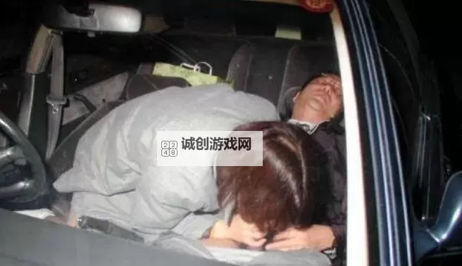 在后车座上的疯狂做I：一次疯狂冒险的瞬间图1