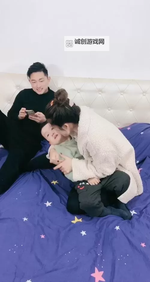 日本亲近相尾：妈妈与儿子免费互动体验精彩开启图1