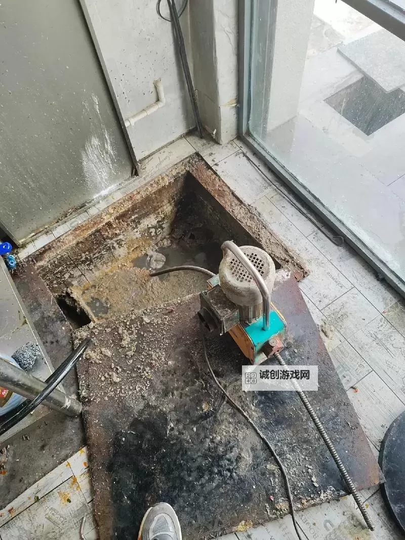 男人给女人疏通下水道:暖心瞬间展现细腻关怀图1