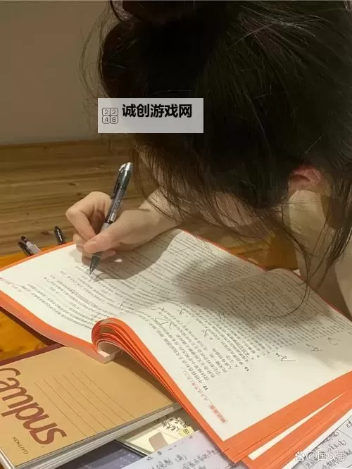 奇思妙想：坐在学霸的大紫根上写作业的趣味时光图1