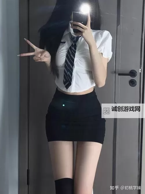 探索时尚新潮流:最短的裙子引领夏日清凉风尚图1