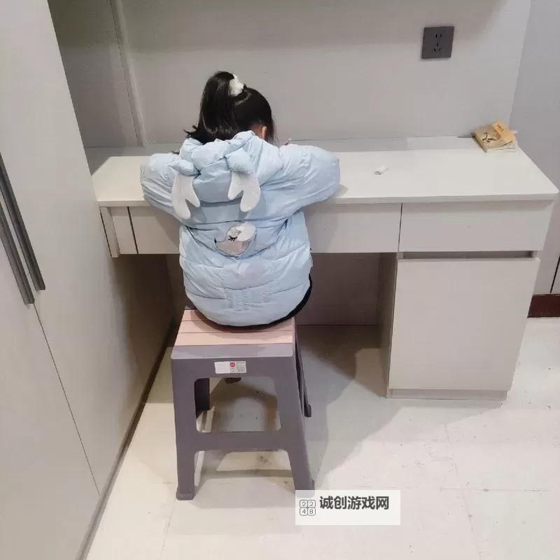 昏黄灯下的笔记:坐在硬邦邦的上面写作业的少年与夜的对话图1