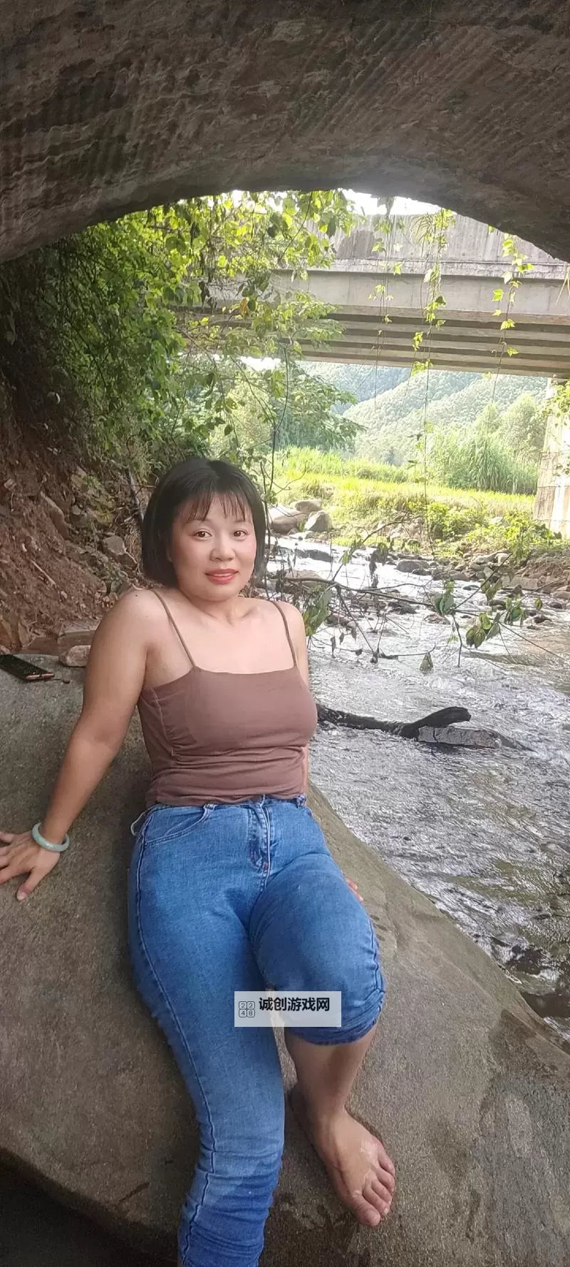 夏日街角的温暖日常：胖女热久久wwww的笑声与成长图1